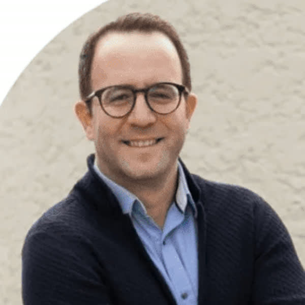 Portrait du Dr Kasapoglu, chirurgien maxillo-facial et implantologue à Istanbul